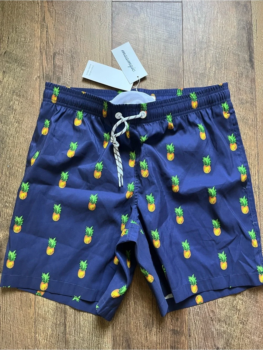 Maamgic NWT pineapple swim trunks men’s size medium